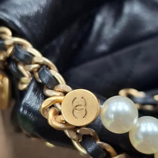 Chanel 22 gesteppte Mini-Hobo-Tasche aus schwarzem, glänzendem Kalbsleder - Image 6
