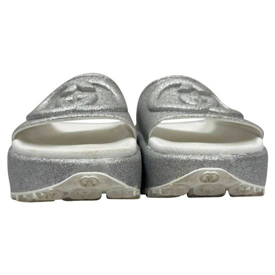 Gucci GG-Logo Glitzernde Rutschsandalen aus silbernem Gummi - Image 2