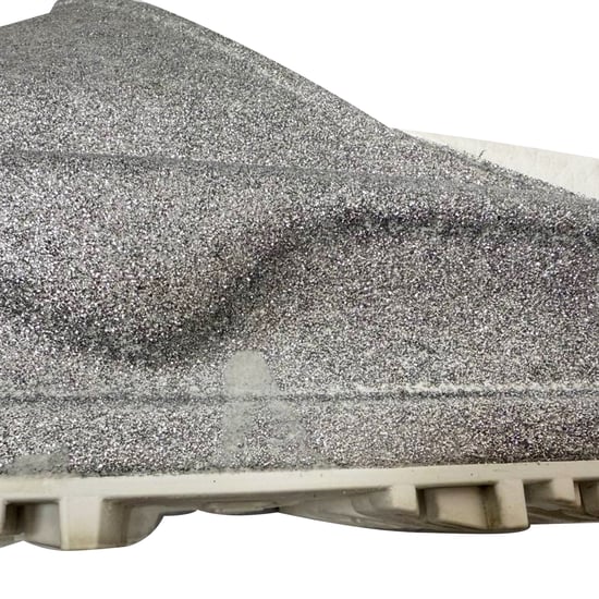 Gucci GG-Logo Glitzernde Rutschsandalen aus silbernem Gummi - Image 5