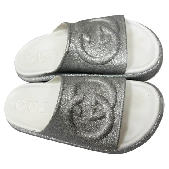 Gucci GG-Logo Glitzernde Rutschsandalen aus silbernem Gummi - Image 6