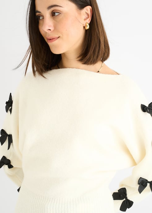 Cremefarbener, kurz geschnittener Pullover mit Schrägschnitt und Schleife - Image 2