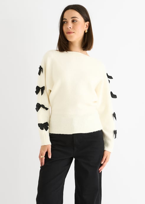 Cremefarbener, kurz geschnittener Pullover mit Schrägschnitt und Schleife - Image 3