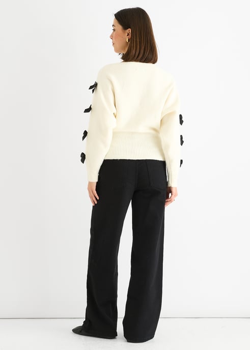Cremefarbener, kurz geschnittener Pullover mit Schrägschnitt und Schleife - Image 4