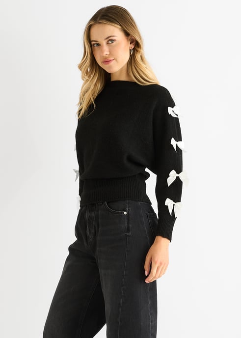 Schwarzer Pullover mit Schrägschnitt am Ausschnitt und Schleife - Image 3