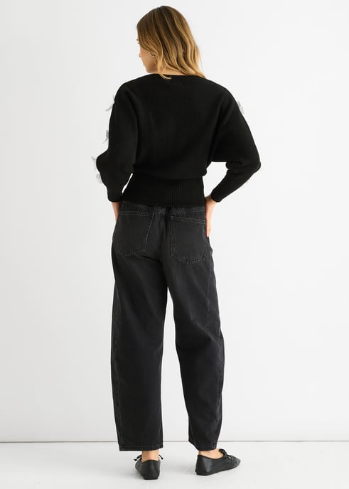 Schwarzer Pullover mit Schrägschnitt am Ausschnitt und Schleife - Image 4