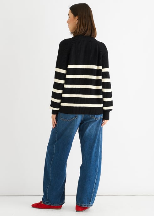 Schwarzer Oversize-Pullover mit Streifenmuster, Strickknöpfen und Knöpfen - Image 4