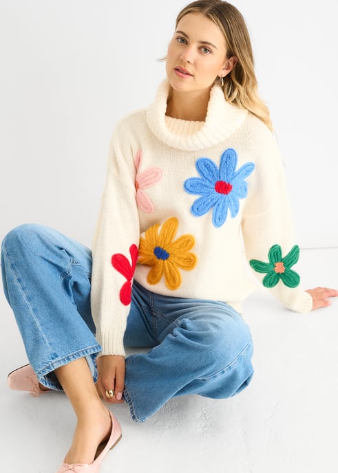 Cremefarbener Pullover mit Blumenapplikationen in Übergröße - Image 3