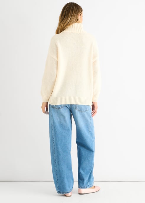 Cremefarbener Pullover mit Blumenapplikationen in Übergröße - Image 4