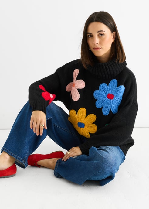 Schwarzer Pullover mit Blumenapplikationen in Übergröße - Image 2