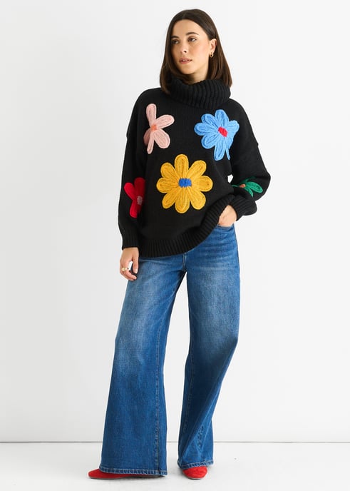 Schwarzer Pullover mit Blumenapplikationen in Übergröße - Image 3
