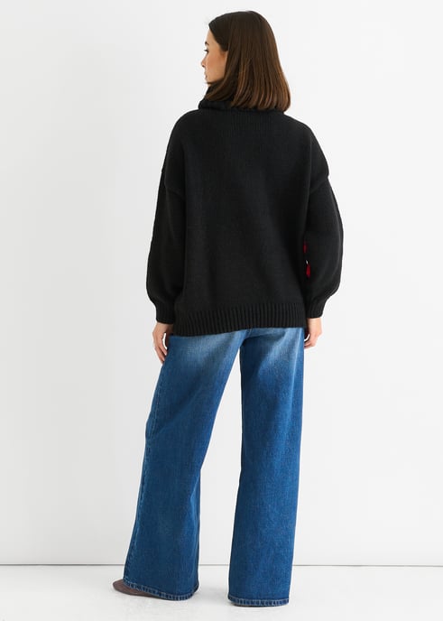 Schwarzer Pullover mit Blumenapplikationen in Übergröße - Image 4