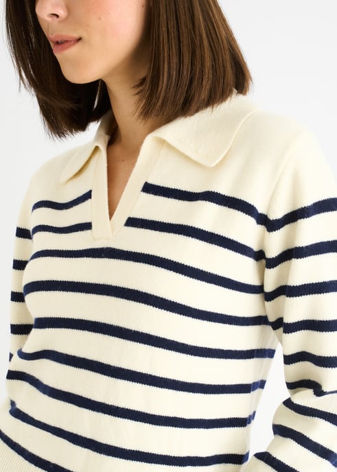 Cremefarbener Recycle-Streifen-Pullover mit V-Ausschnitt und Kragen - Image 2