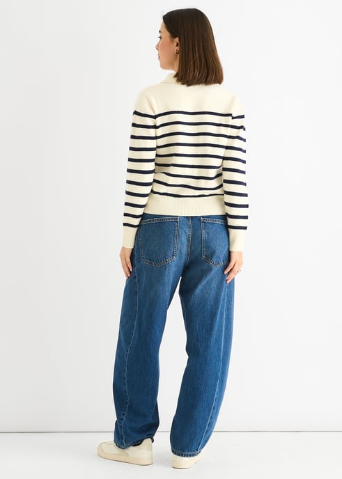 Cremefarbener Recycle-Streifen-Pullover mit V-Ausschnitt und Kragen - Image 4