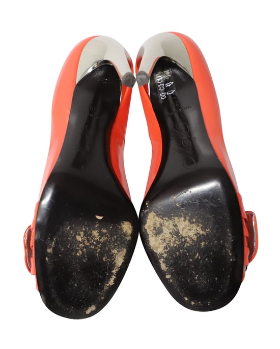 Roger Vivier Spuntata Gigi Pumps aus korallenrotem Lackleder - Image 4