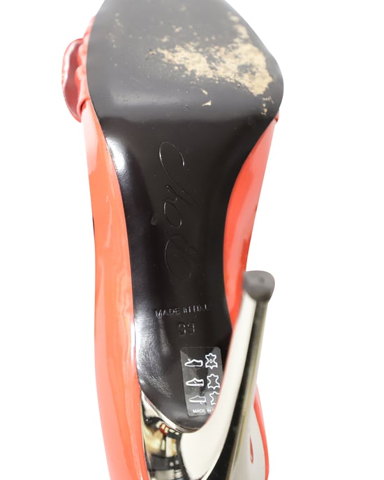 Roger Vivier Spuntata Gigi Pumps aus korallenrotem Lackleder - Image 5