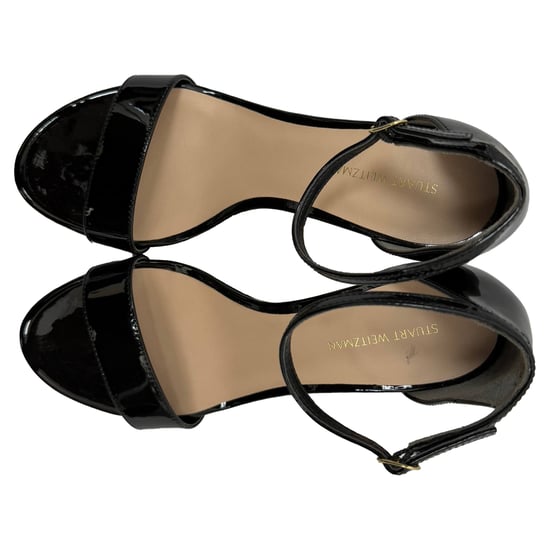 Stuart Weitzman Nudist Plateausandalen aus schwarzem Lackleder - Image 3