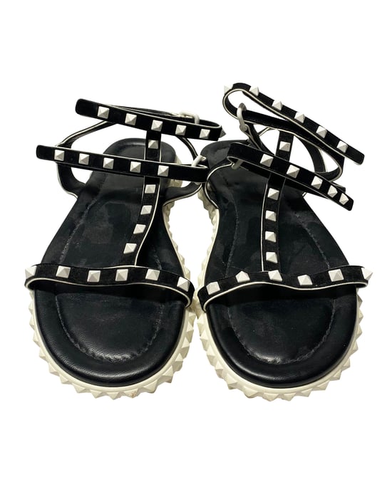 Valentino Garavani – Rockstud – Flache Sandalen mit Knöchelriemen aus schwarzem Wildleder - Image 2