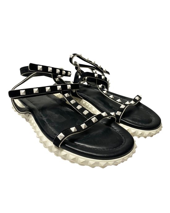 Valentino Garavani – Rockstud – Flache Sandalen mit Knöchelriemen aus schwarzem Wildleder - Image 3