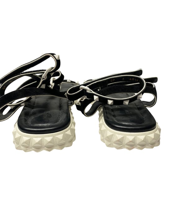 Valentino Garavani – Rockstud – Flache Sandalen mit Knöchelriemen aus schwarzem Wildleder - Image 4
