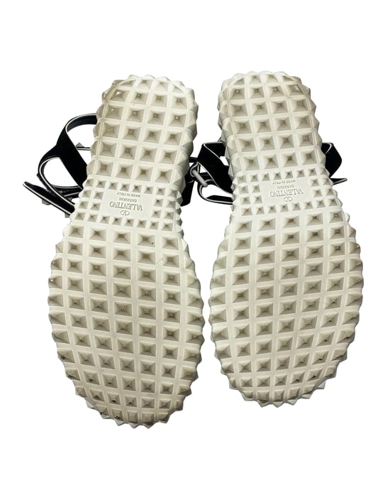 Valentino Garavani – Rockstud – Flache Sandalen mit Knöchelriemen aus schwarzem Wildleder - Image 5