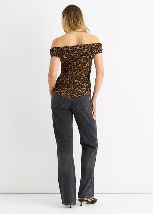 Braunes Bardot-Jersey-Top mit Tiermuster - Image 4