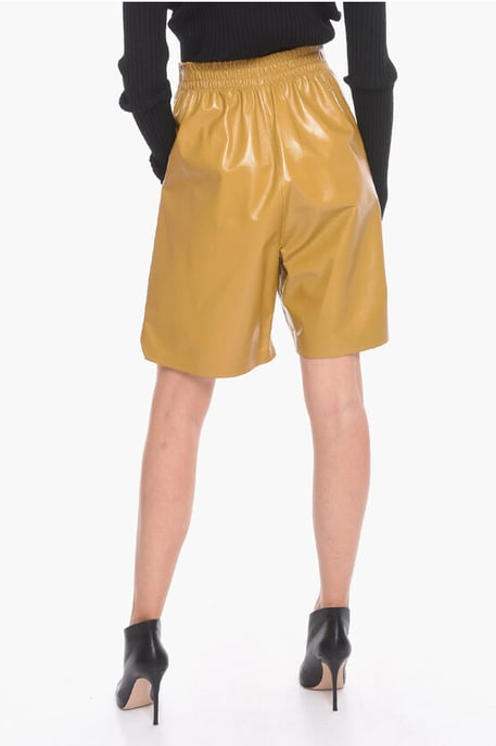 Leder glänzende Gaucho-Shorts in Gelb - Image 2