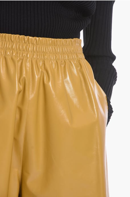 Leder glänzende Gaucho-Shorts in Gelb - Image 3