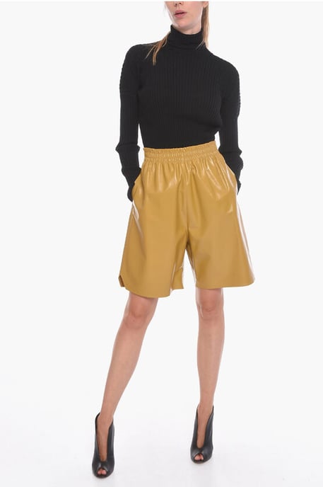Leder glänzende Gaucho-Shorts in Gelb - Image 4