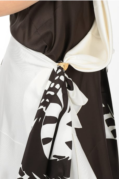 Drapiertes ZEBRA Neckholder-Kleid in Braun - Image 3