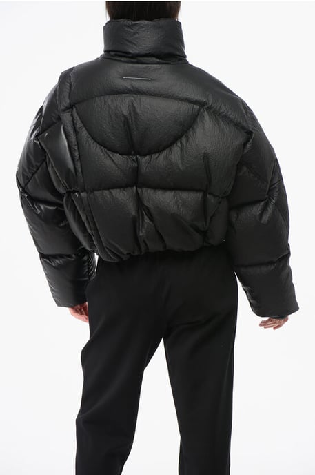 MM6 – Gesteppte, kurze Daunenjacke mit Kunstlederdetail in Schwarz - Image 2