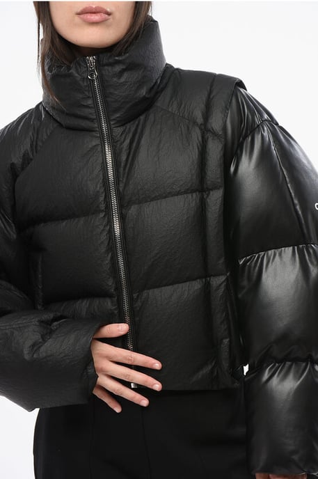 MM6 – Gesteppte, kurze Daunenjacke mit Kunstlederdetail in Schwarz - Image 3