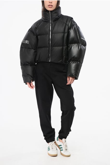 MM6 – Gesteppte, kurze Daunenjacke mit Kunstlederdetail in Schwarz - Image 4