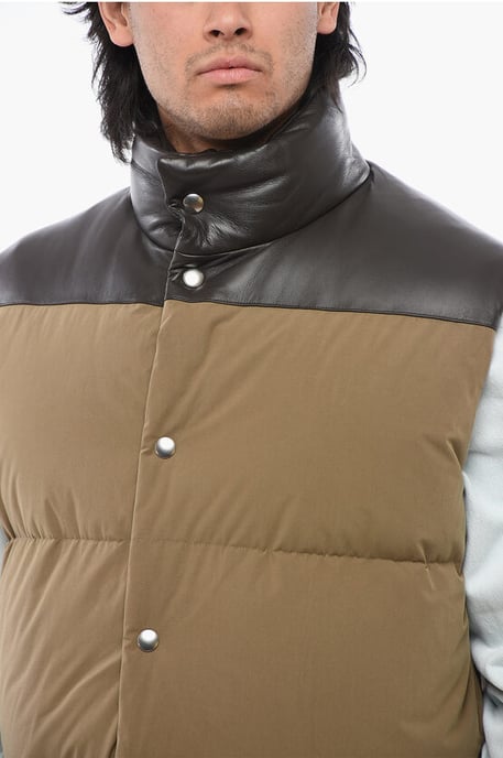Ärmellose Daunenjacke aus Baumwolle mit Lammfell-Detail in Braun - Image 3