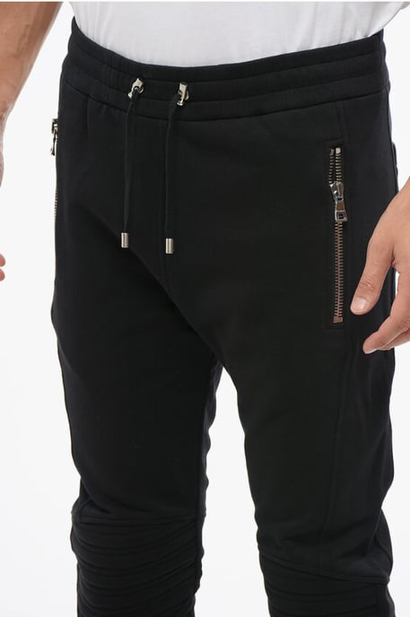 Biker-Jogginghose aus gebürsteter Baumwolle mit geprägtem Logo in Schwarz - Image 3