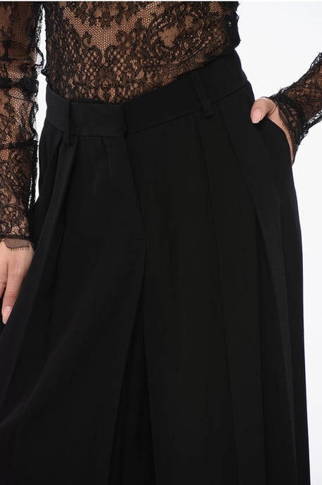 Doppelt plissierte Viskose-Crêpe-Hose in Schwarz - Image 3