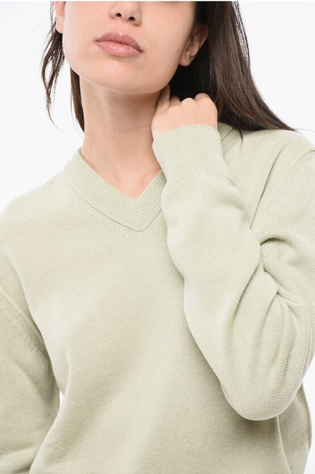 MM4 MM14 – Einfarbiger Kaschmirpullover mit V-Ausschnitt in Grün - Image 3