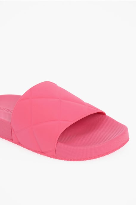 Matte Gummi-Slider mit Intreccio-Motiv in Pink - Image 4