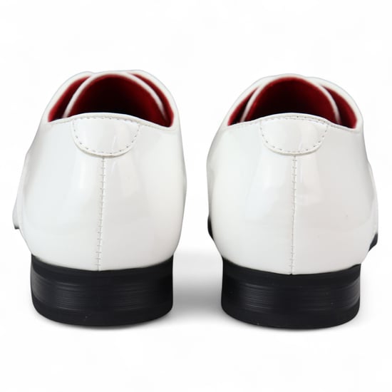 Weiße formelle Herrenschuhe mit spitzer Spitze und perforiertem Schnürschuh - Image 5