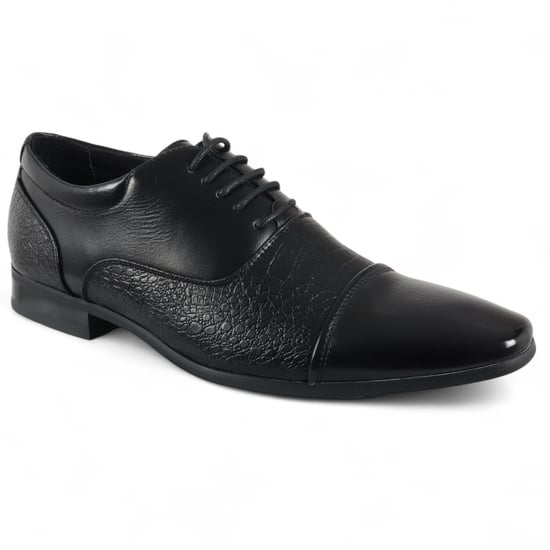 Klassische Herrenschuhe im Brogue-Stil mit Schnürung in Schwarz - Image 2