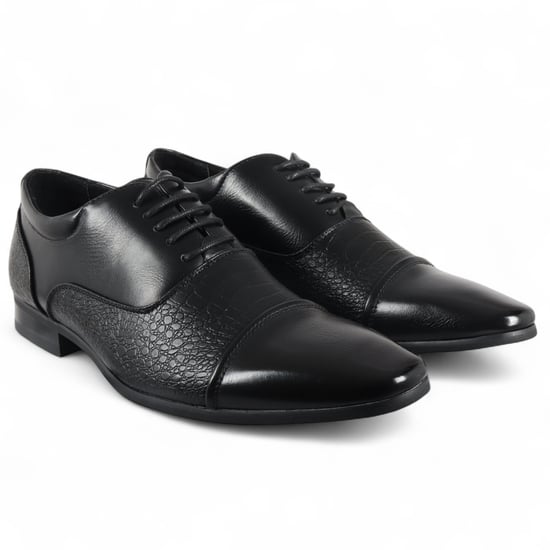 Klassische Herrenschuhe im Brogue-Stil mit Schnürung in Schwarz - Image 3