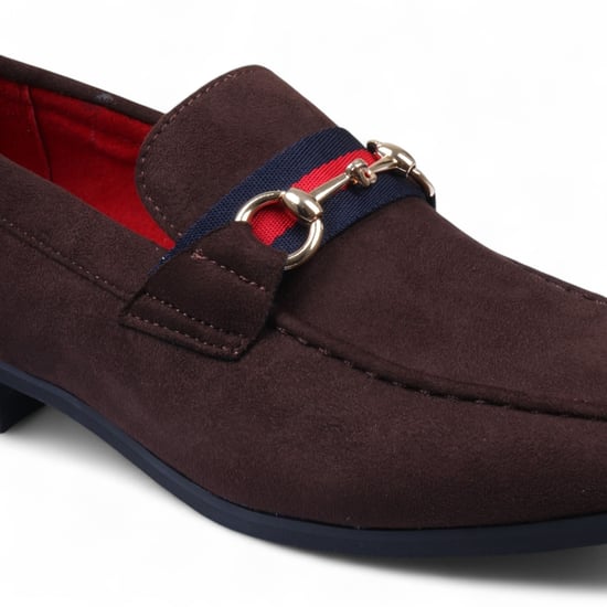 Herren-Loafer aus braunem Wildleder mit goldener Schnalle, zum Hineinschlüpfen - Image 3