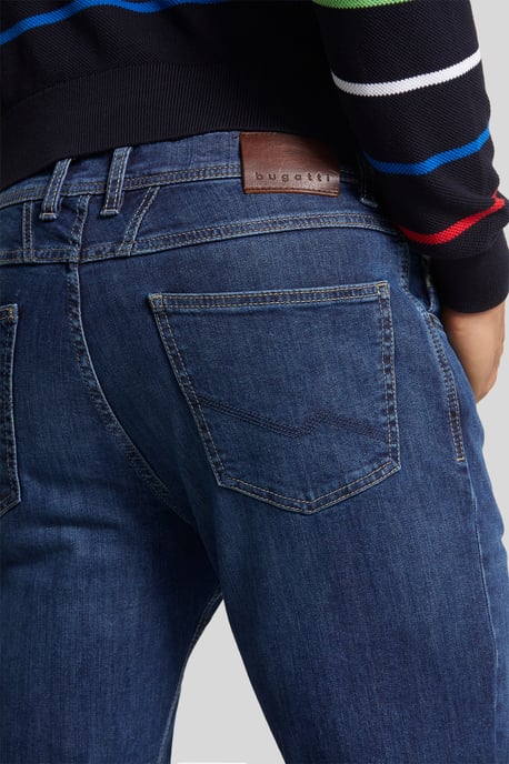 Bugatti Herren Jeans mit einem leichten Used-Look - Image 4
