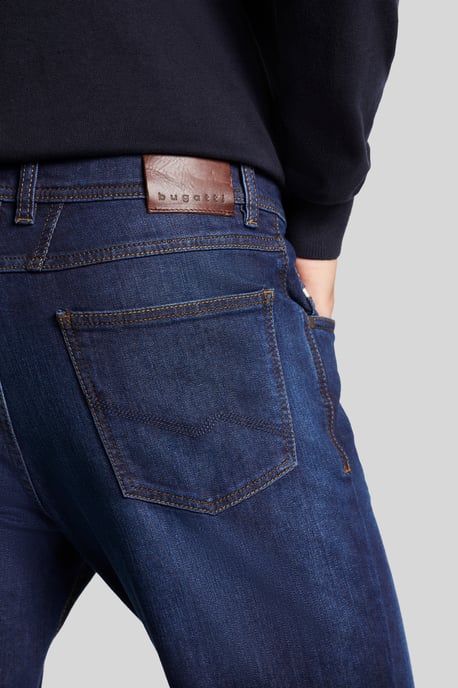 Bugatti Herren Jeans mit einem leichten Used-Look - Image 5