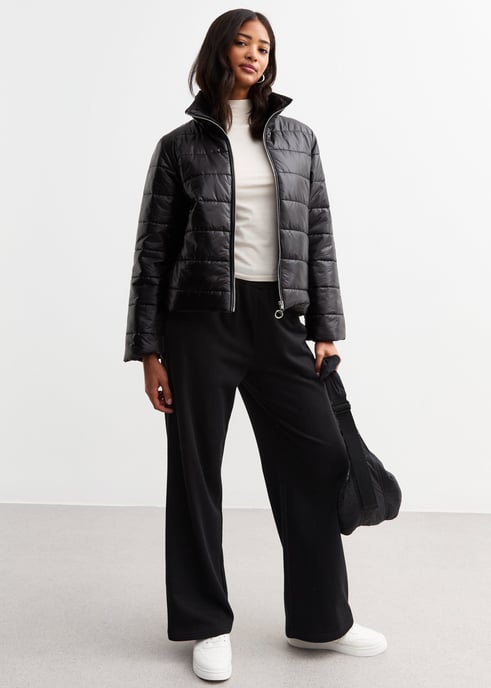 Schwarze, vorne mit Reißverschluss versehene, gesteppte kurze Jacke - Image 1