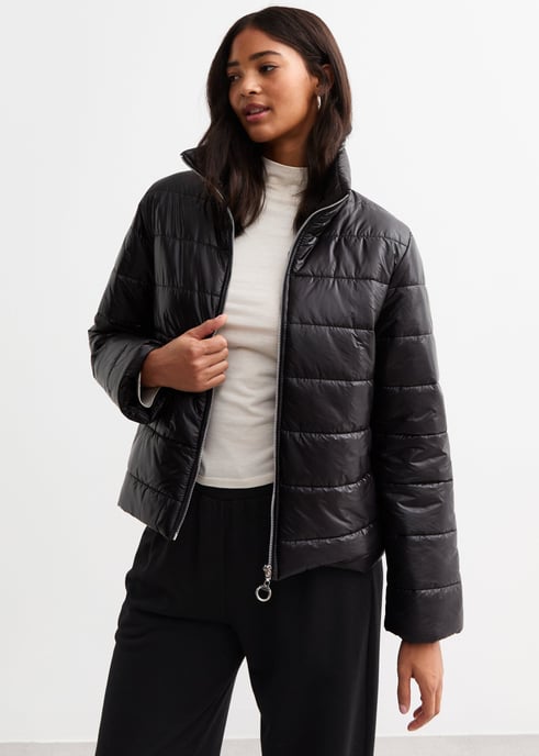 Schwarze, vorne mit Reißverschluss versehene, gesteppte kurze Jacke - Image 3