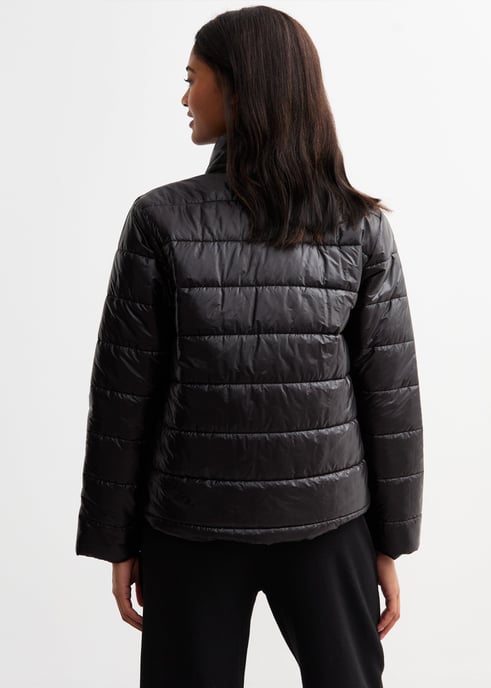 Schwarze, vorne mit Reißverschluss versehene, gesteppte kurze Jacke - Image 4