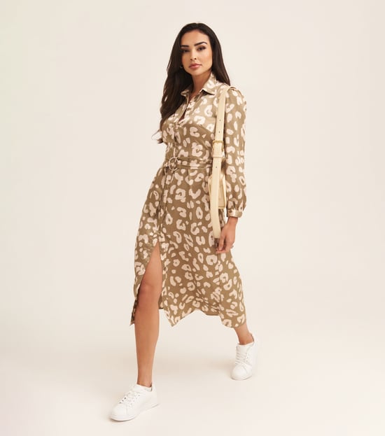 Salbeigrünes Hemdkleid mit Tiergürtel - Image 3