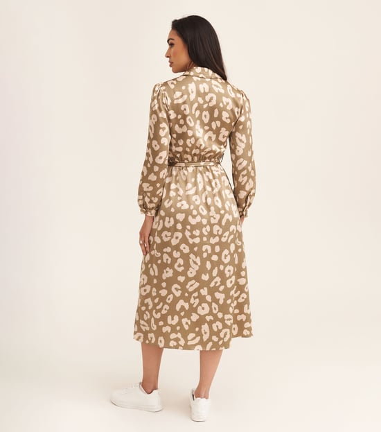 Salbeigrünes Hemdkleid mit Tiergürtel - Image 4