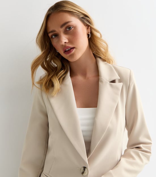 Beigefarbener maßgeschneiderter Blazer mit Taschendetail - Image 2