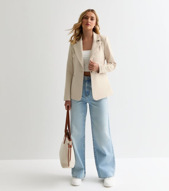 Beigefarbener maßgeschneiderter Blazer mit Taschendetail - Image 3